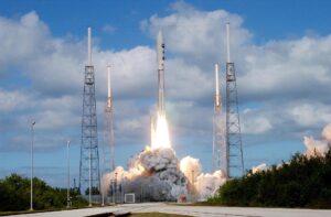 ニュー・ホライズンズが見た冥王星の素顔　ハートの平原と氷の山